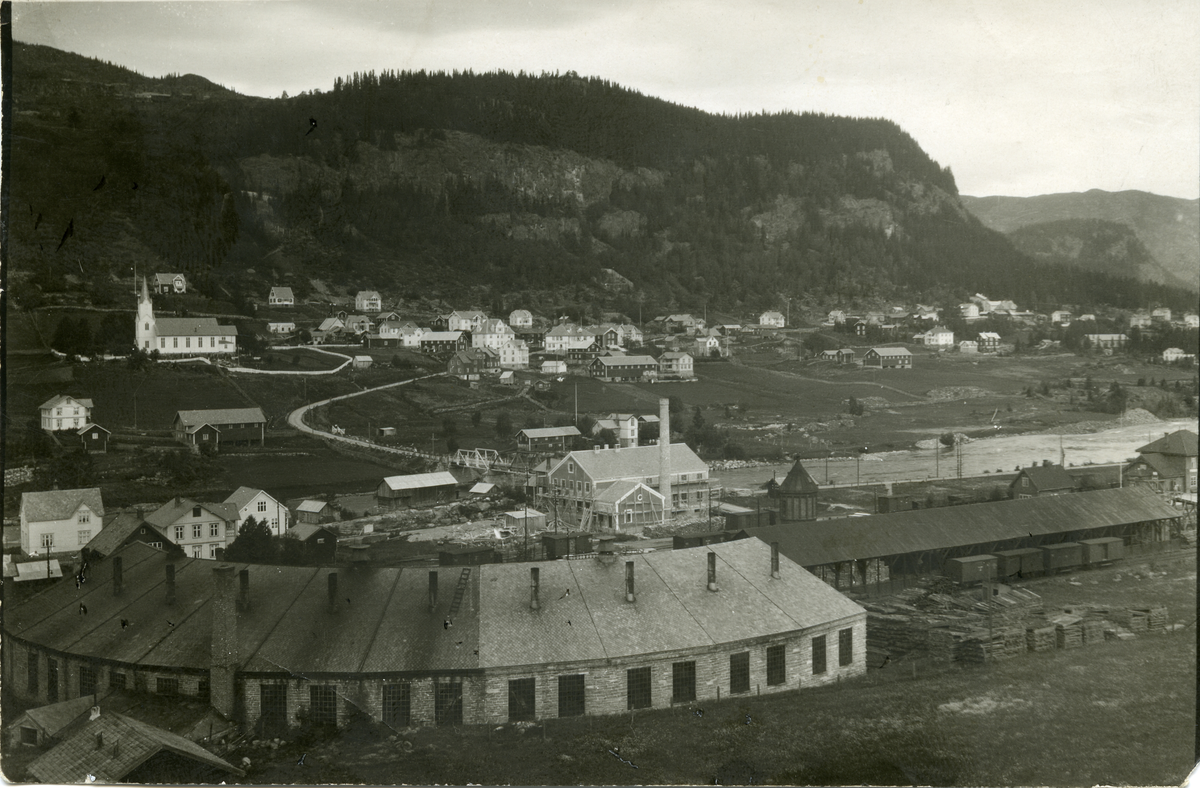 Sundre - Ål. Jernbanebygningene dominerer i forgrunnen.
