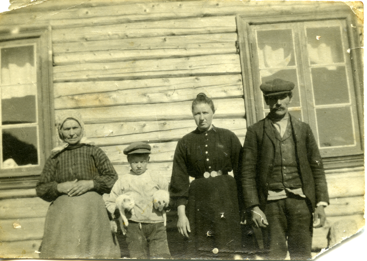 Familien Køtarud
Familien Kåterud f.v. Kari Kåterud f.Stavn (mor til John), Asle Kåterud, Turid Kåterud f. Gandrud og Jon Aslaksen Kåterud på Trøgaset
