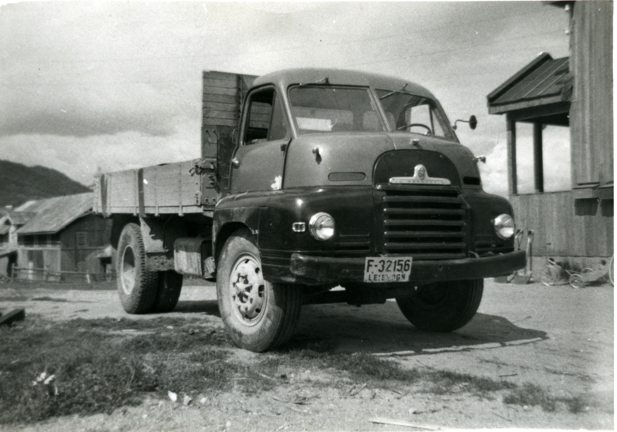 Lastebil
Bedford 1952-modell. Gunnar Tørrisplass og Asle Heio kjøpte denne bilen i 1955. Bilen gikk i raset i Kjerringvika da Andres Bekkelund omkom 11.10.1958. Den omkomne ble funnet en måned etterpå.
