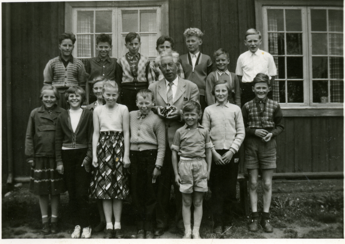 Skoleklasse 1958. Dokken skole.
1. rekke f.v.: Eli Krusedokken, Helga Garnås, Inger Tyribakken, Reidun Bråten, Helge Heie, lærer Erling Lian, Jørn Thoen, Astri Stacknick, Gunnar Tyribakken. 2. rekke f.v.: Terje Engebakken, Gunnar Nilsen, Kåre Tolpinrud, Per Eugen Garnås, Tollef-Aksel Svenkerud, Øystein Berg, Ole Solli
