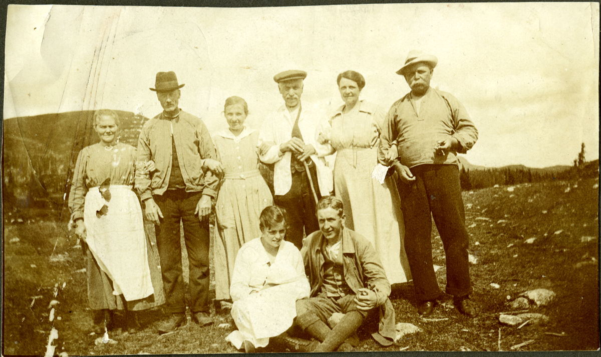 Gruppe
På bildet fra v. Gunbjørg Sevre, Erik K. Sevre, Caroline Sveinsson, Olav Sveinsson f. Høllo,  Anna Sveinsson, Michael Sveinsson, sttende foran er muligens Evy Sveinsson og Svein Michaelsen Sveinsson
