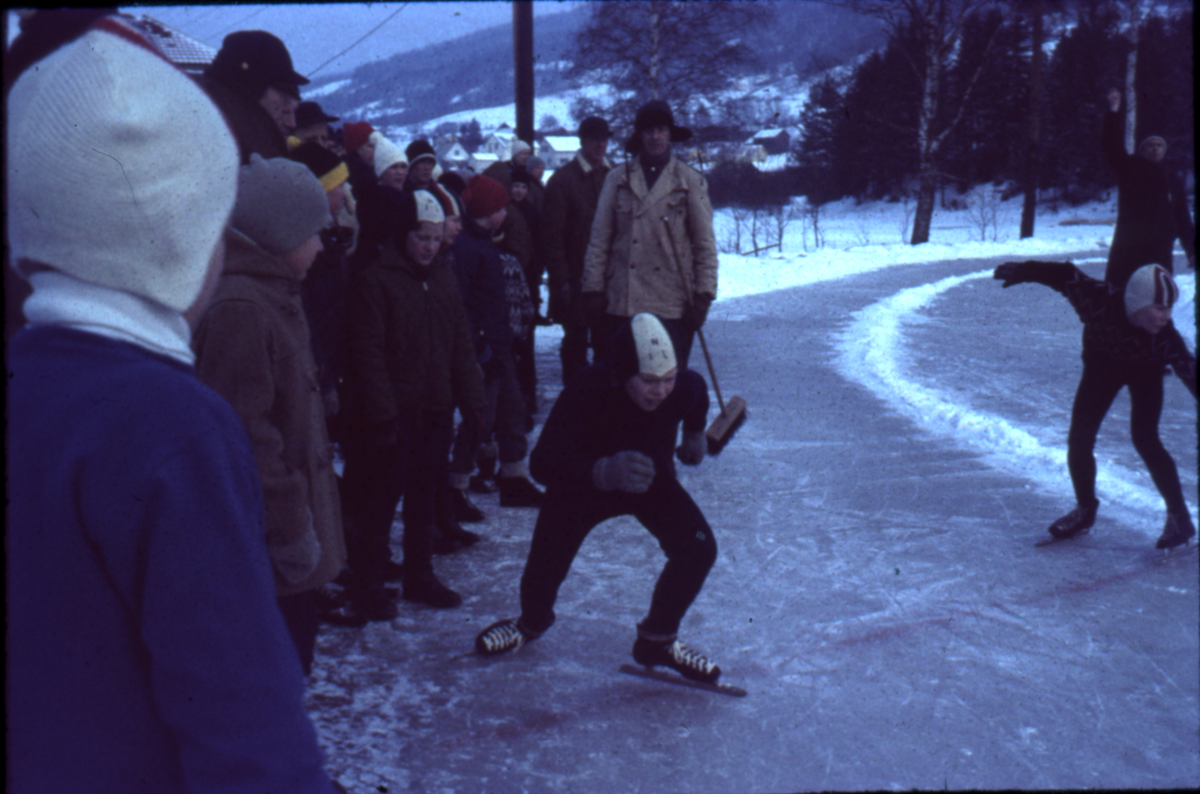 Skjøytebane
KM på Vikersund. Tor Smestad starter. Bak ham Asle Børtnes med NIL-lue.
