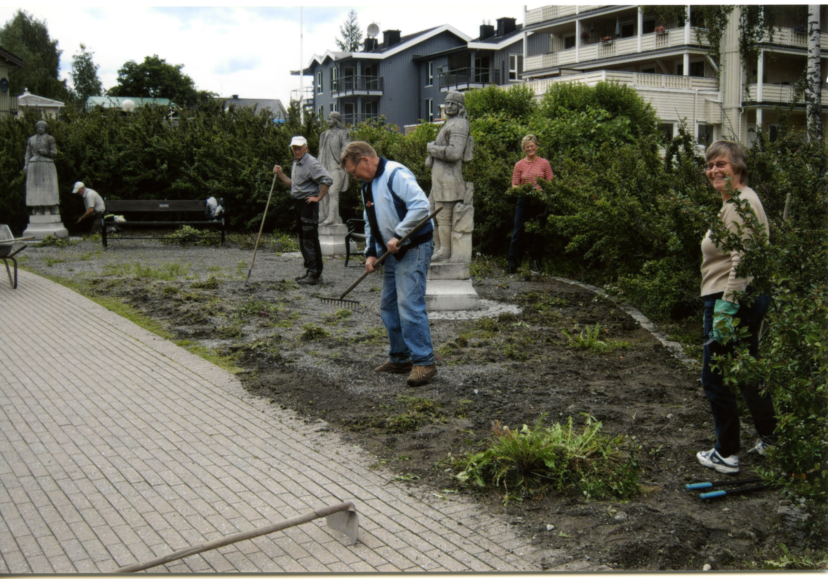 Dugnad
Historielagsmedlemmer har dugnad ved Garnåsstatuene.
Fra v Trygve Haraldset,Tormod Haraldset, Sigmund Øen, Vigdis Bakkerud, Astrid Hanserud
