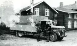 Lastebil
Gammel  lastebil "Bedford (1946-1953) på gårdstun.