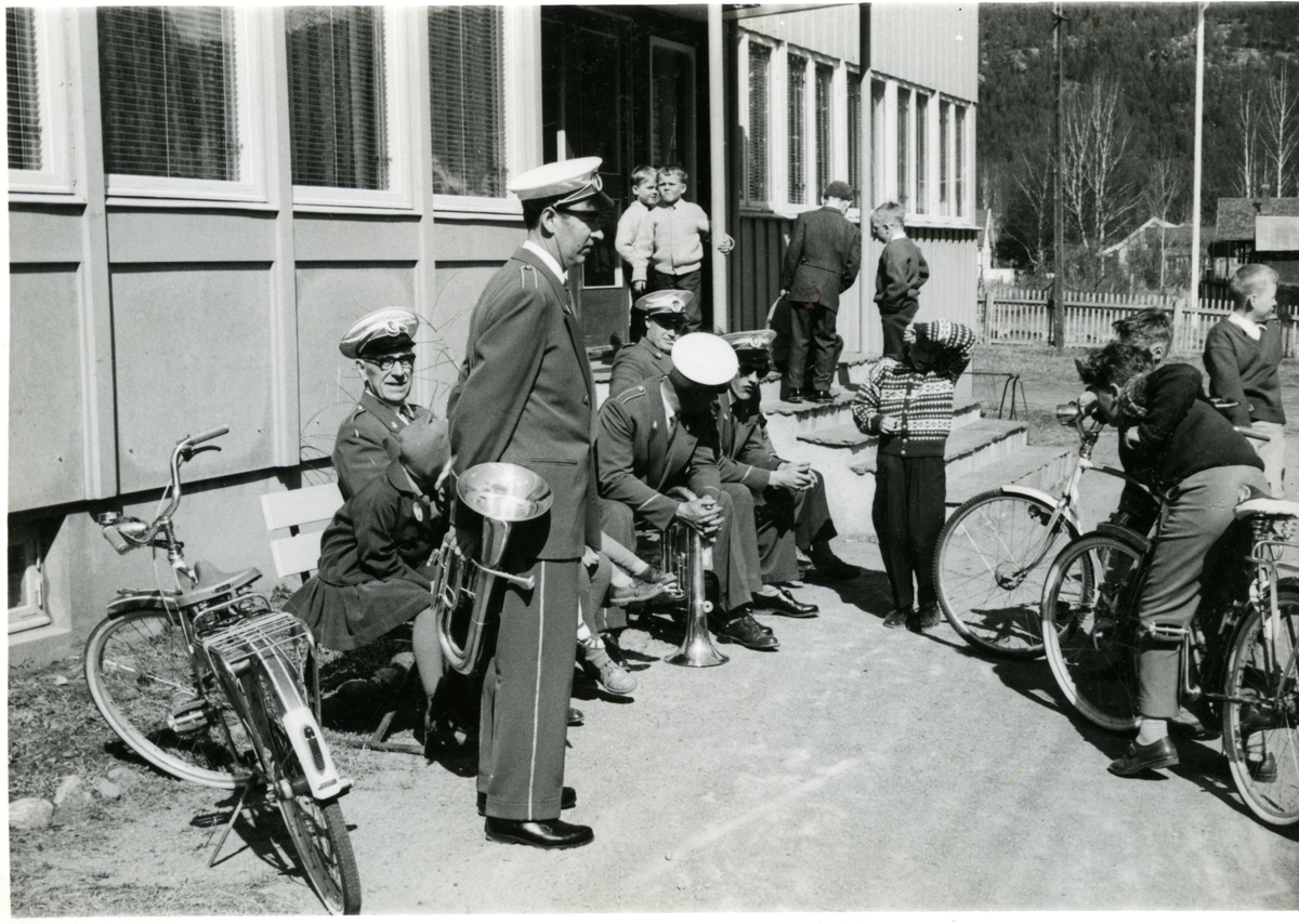 Hornmusikk
Nesbyen hornmusikk har hvilepause utenfor Tubfrim. F.v. Tor Myhre, Arne Solberg, Olav Personbråten, ukjent og Arne Åmellem.
