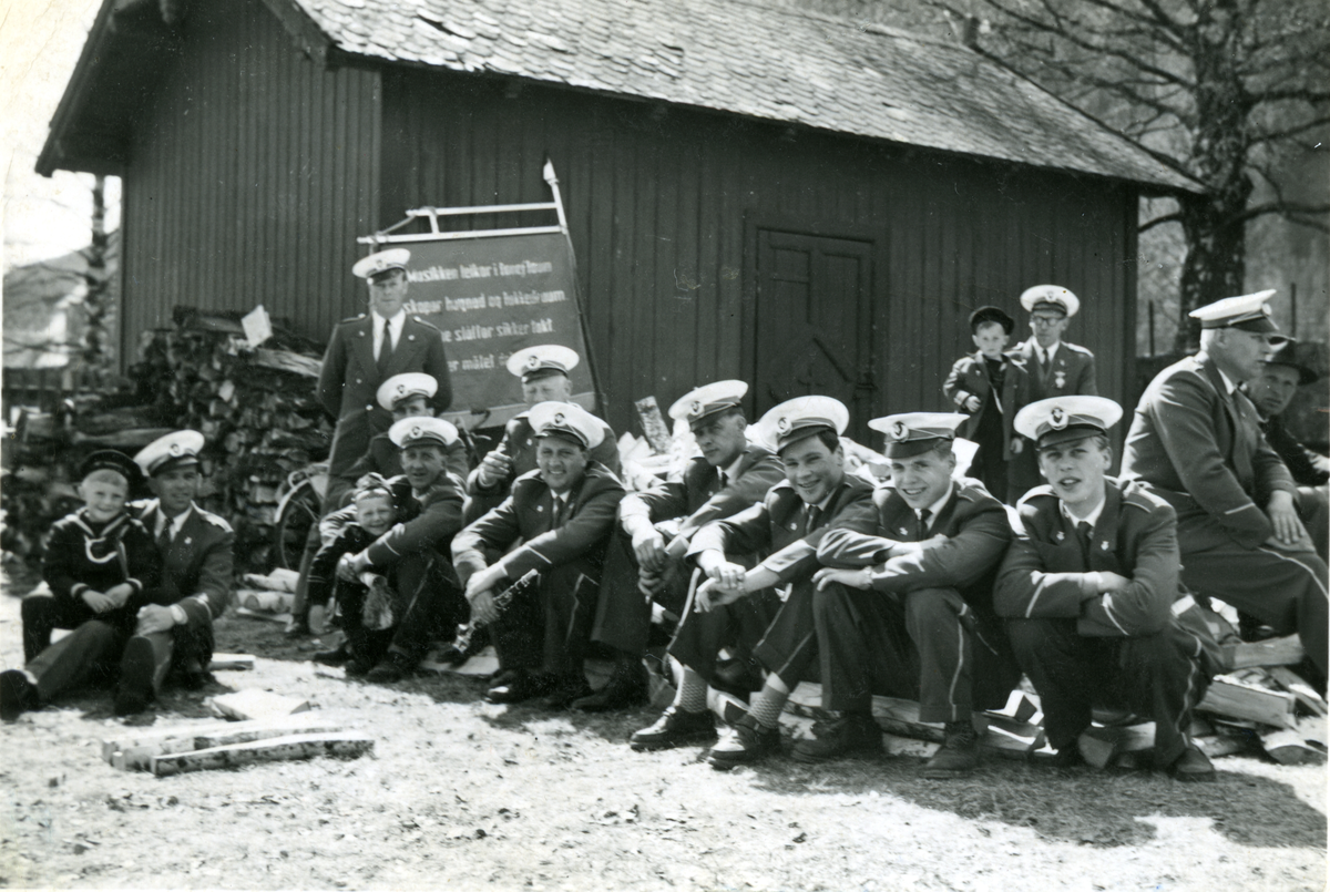 Hornmusikk
Nesbyen hornmusikk har pause ved kirken. F.v. Kjell Børtnes, Knut Børtnes,,Knut Grøtt, ukjent, Lars Vissebråten m. Sigurd Johan på fanget, Nils Dokken, Svein Akerli, Odd Østenfor, Paul Grøtt jnr. Harald Dokken, Ola Lagmanndokk, (bak) ukjen gutt, Erling Mørk og Gudbrand Dokken.
