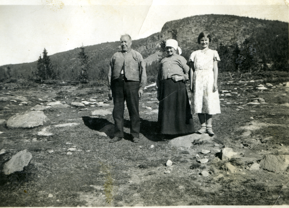 Gruppebilde
Eivor Schartau med besteforeldrene Ole og Synnøve Husemoen på Lisleset.
