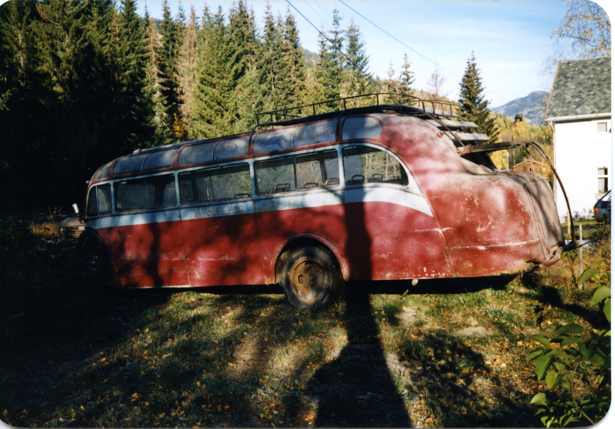 Gammel buss
Bussen er en Dodge 1938-modell. Den ble kjøpt ny av Gol bilselskap, og ble senere solgt til  Mikkel Rustberggård. Han solgte den igjen til Hans Lysenvoll, som brukte den fra 1940-tallet til rutekjøring fra Børtnes til Imle. Asle Heio kjøpte den av ham og overtok rutekjøringen til Imle i 1954. Bussen gikk på denne ruta til i 1962. Asle kjøpte så en folkevognbuss, som han brukte til han kjørte siste ruta i 1968. Nå er det Arne Moslåtten som har bussen.
