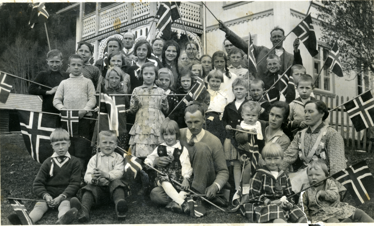 17.mai på Berg. Hovedhuset med flott veranda i bakgrunn.
