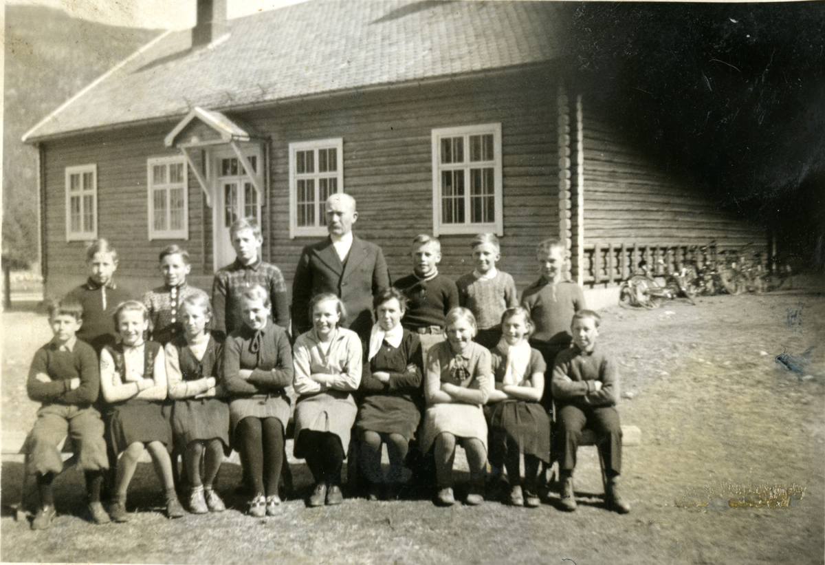 Skoleklasse ved Sevre .ca 1940. 
Sittende foran fra v. Olav Sevre, Astrid Rauk,Ingeborg Renslo, Solveig Rauk, Olaug Berg, Borghild Sevre,Ingrid Berg,Gunbjørg Sevre, Trygve Berg. Stående foran fra v. Herbrand Geitsund,Ole A Geitsund,Ole Dokken,lærer Ivar Tærum, Hans Rauk, Ole Sevre,Ingvald Kleven
