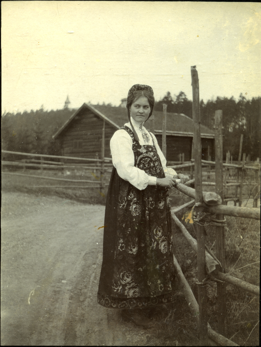 Portrett av Ragnhild Husemoen i bunad på Bygdøy Folkemuseum
