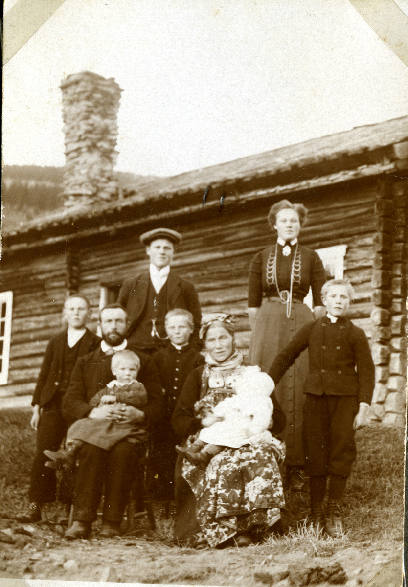 Gruppe foran gammel seterbu
Foran gamle seterbua på Bøgaset.1 rad fra v: Halvor Smette , Halvor Smette med Kari på fanget, Bernhard Smette, Kari Smette med Thorvald på fanget og Knut Smette. Bak fra v: Amund Smette og Gunhild Smette.
