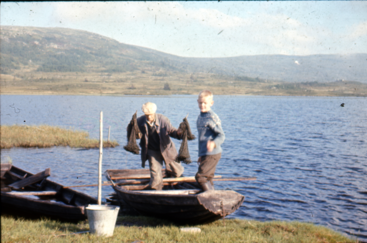 Garnfiske i Imlevatn. 2 båter og ei sinkbøtte. F.v. Sigurd Smette og Amund Smette.

