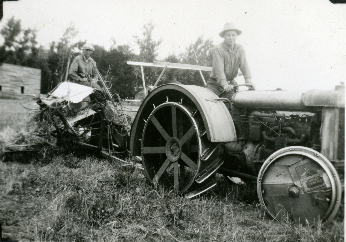 Traktor på farmen.  Washington. Selvbinder. Olaf Rodegard kjører.
