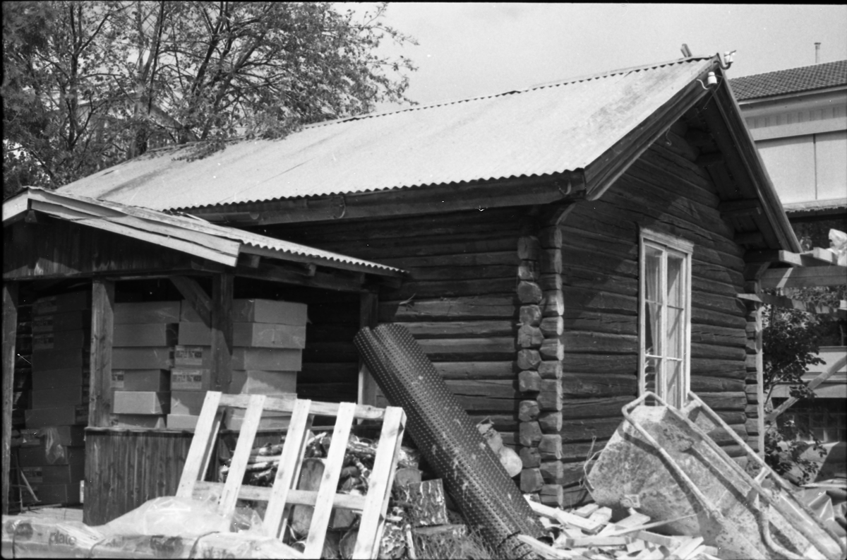 Dette huset lå i hagen bak Bjørnsenhuset. Vi ser Svenkerud hotell i bakgrunnen. Huset til Olsen og Halvorsen
