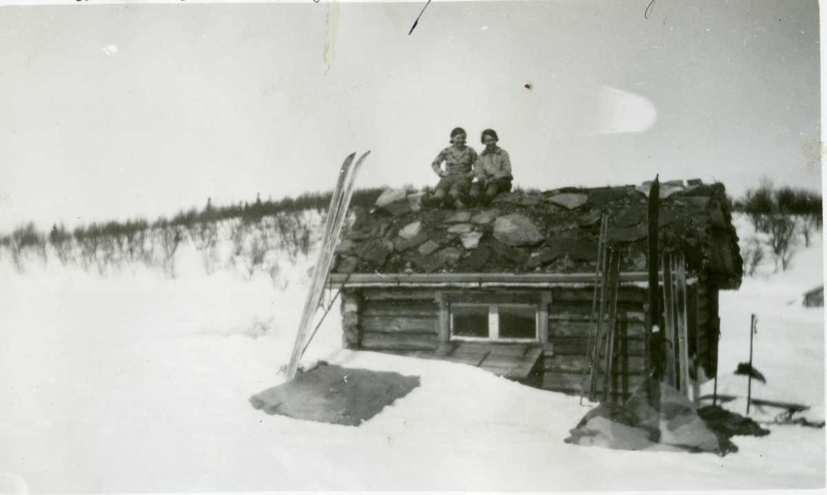 Fiskebua på Øyvatn i Nes. Bua ble brent av tyskere i 1944. Var oppholdssted for heimefronten.
