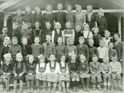 Eidal skole. Lærere er Petter Hermundsgård og Aslaug Engedal