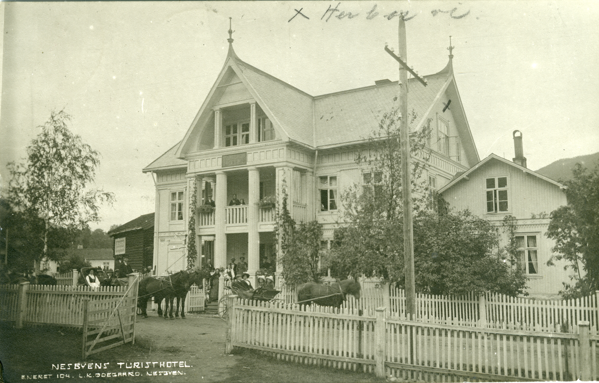 Svenkerud Hotell
N.T. Svenkeruds hotell etter ombyggingen. Nes kooperative handelslag overtok bygningen i 1919. Fra den tid drev søsterene Gire hotell i 2. etg. under  navnet  Nes Bondeheim.
