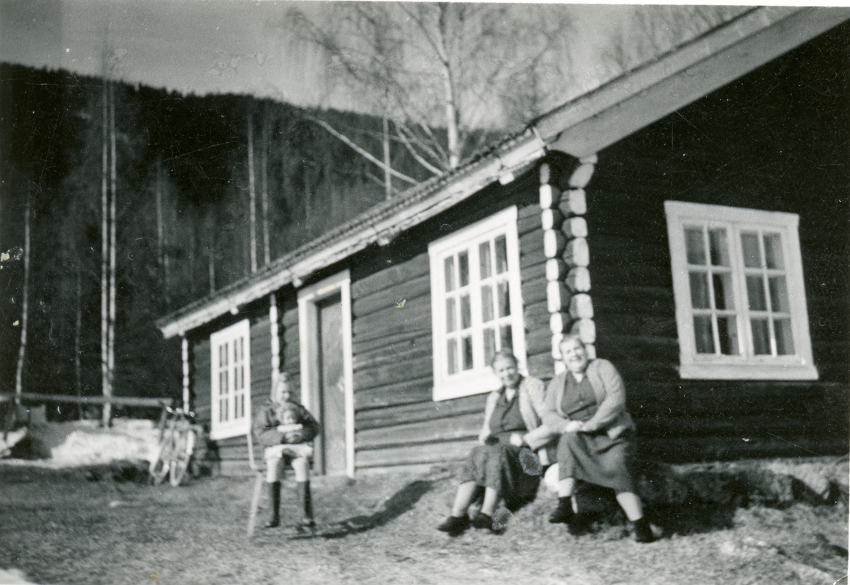 Hallingstugu
Gamlestugu på Mælhen. F.v. Marit Holme, Ingeborg Mæhlen og Tora Mæhlen.
