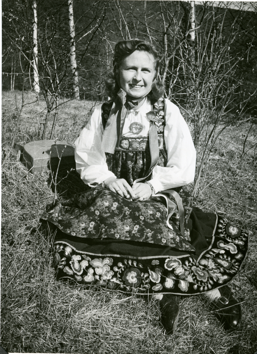 Bunad. Dame med en spesielt fin hallingbunad. -Hallingdal museum ...