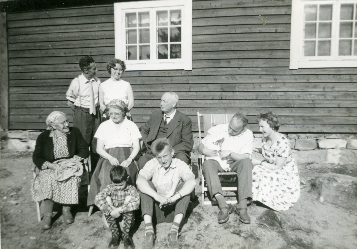 Gruppebilde foran Knutehytta. F.v. 1.rekke: sitande: Kristen Harald (Bror) Eidal, Harald Eidal.
2. rekke f.v. Sigrid Eidal, Margit Eidal, Johannes Olsen(baker), Johannes Eidal (27.10.1928-4.5.2016),  med Arne på fanget, Bjørg Eidal.
Bakerst:  Knut Eidal, Sigrid Eidal
Bildebok
