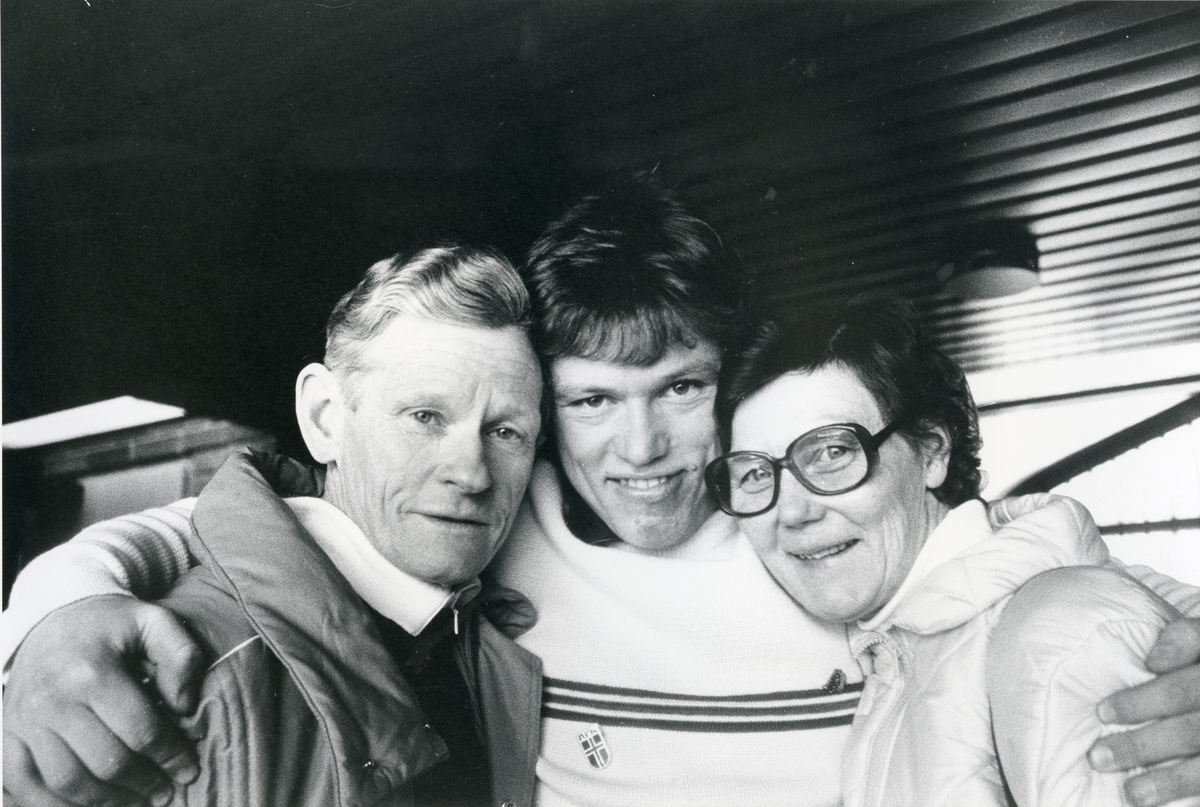 Familien Mikkelsplass. Bjarne (1926-2015), Pål Gunnar (f. 1961) og Gunbjørg (1927-. Bildet er tatt etter VM-stafetten  i Oslo i 1982.
