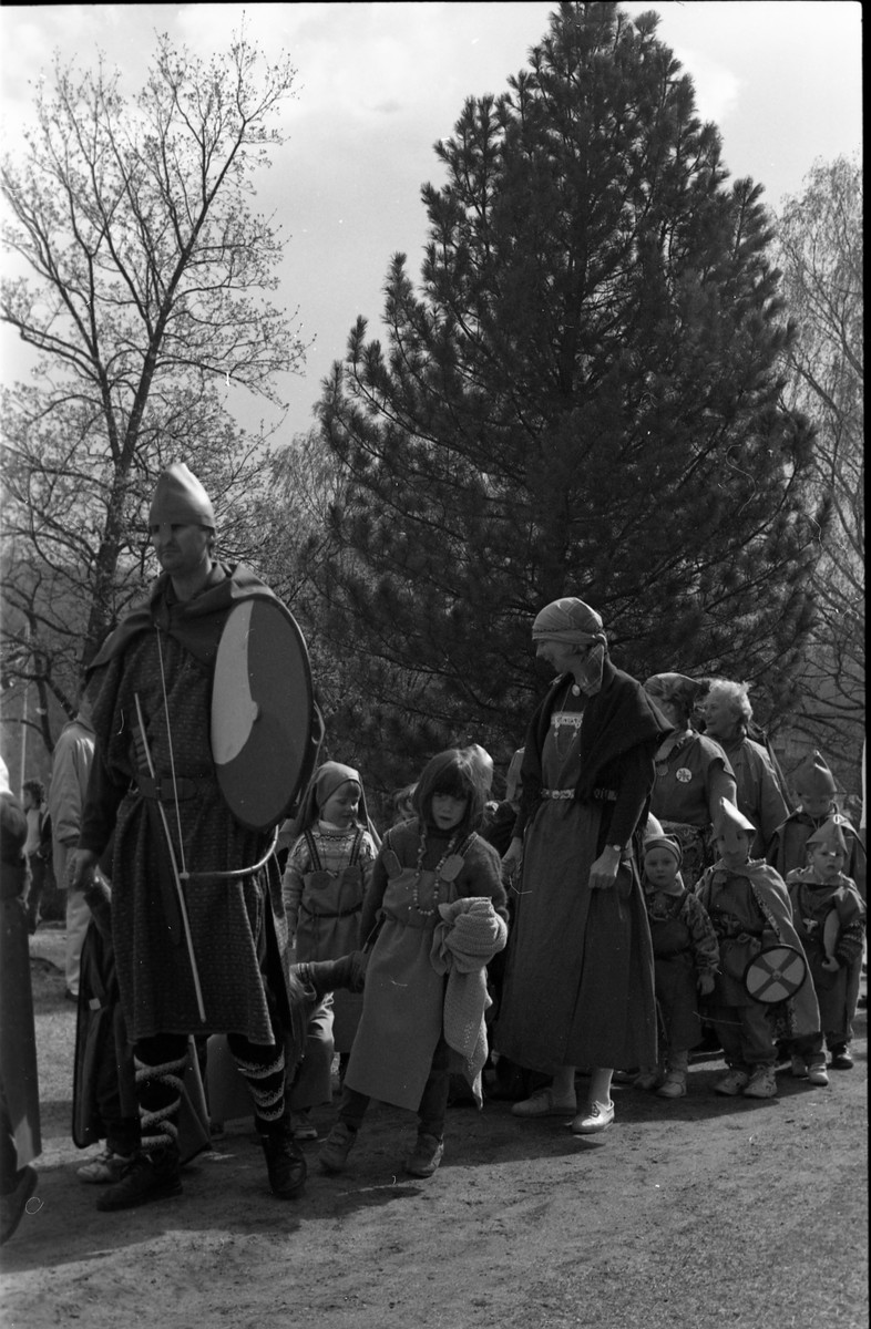 Barnehage. &quot¤Vikinger&quot¤ på kirkeveg. Markering av 1000-års jubileet for kirken i Norge.
