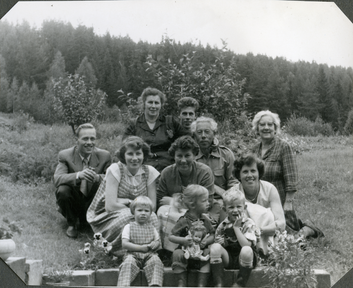 Familegruppe på tur. Rad 1 f.v. Mette Haraldset, Grete Ulvund, Stein Erik Ulvund. Rad 2 f.v. Bjørg Lian Haraldset, Marit Lian Lien, Birgit Ulvund. Rad 3 f.v. Trygve Haraldset, Margit Lian, Olav Knut Lian, Erling Lian og Borghild Lian. 

Familiegruppe på tur. Rad 1 f.v. Mette Haraldset, Grete Ulvund, Stein Erik Ulvund. Rad 2 f.v. Bjørg Lian Haraldset, Marit Lian Lien, Birgit Ulvund. Rad 3 f.v. Trygve Haraldset, Margit Lian, Olav Knut Lian, Erling Lian og Borghild Lian.
