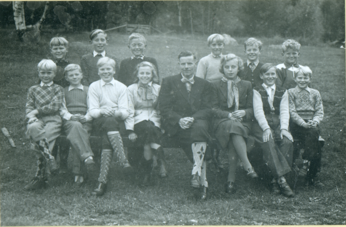 Skoleklasse. Nordhagen skole i 1954-
1.r.f.v. Ole Bjørn Løvviken, Harald Østdal, Gunnar Stavn, Marit Sevre, lærer Paul Flåten, Karen Sofie Vigdal, Gunnar Rustand, Asle Leif Dessarud.
2.r.f.v. Tormod Stavn, Einar Nedreberg, John Fuglehaug, Asle Gudmund Løvviken, Hans Øyvind Lysenvold, Lars Garnås.
Paul Flåten var opprinneleg fra Geilo.
