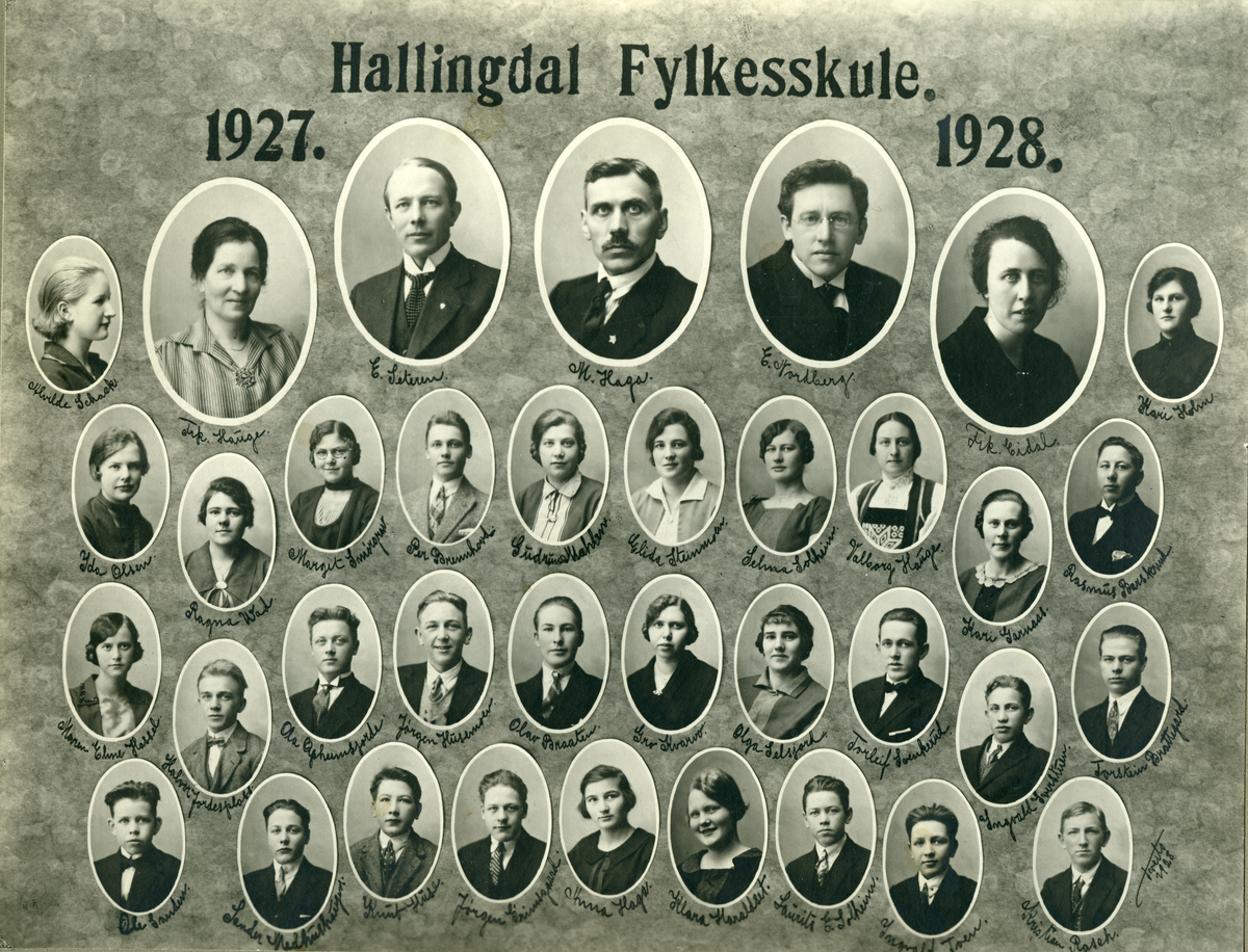 Hallingdal Fylkesskole. Skolen het Hallingdal Amtsskole fram til 1919. Da ble navnet endret til Fylkesskole. Den ble fast i Nes fra 1913. Før den tid hadde den vært ambulerende og hadde vært tre ganger før i Nes. På bildet ser vi: 1.rekke f.v. Ole Sanden, Sander Medhushaugen, Knut Huse, Jørgen Grimsgaard, Anna Haga, Klara Haraldset, Lauriz Solheim, Ingvald Thoen, Kristian Rasch.
2. r.f.v.:Maren Eline Hassel, Halvor Jordesplass, Ola Oppheimsjorde, Jørgen Husemoen, Olav Braaten, Gro Kvarve, Olga Selsjord, Torleif Svenkerud, Ingvald Ivarstuen/Livgard, Torstein Brattegard.
3.r.f.v.: Ida Olsen, Ragna Wad, Margit Smørgrav, Per Brennhovd, Gurdun Mæhlen, Elida Steinmoen, Selma Solheim, Valborg Hauge, Kari Garnaas, Rasmus Barskrind .
4.r.f.v.: Alvilde Schack, Frk Hauge, Erlend Sæteren, Marcellius Haga (rektor), Erik Nordberg, frk Ingeborg Eidal,  Kari Holm.
