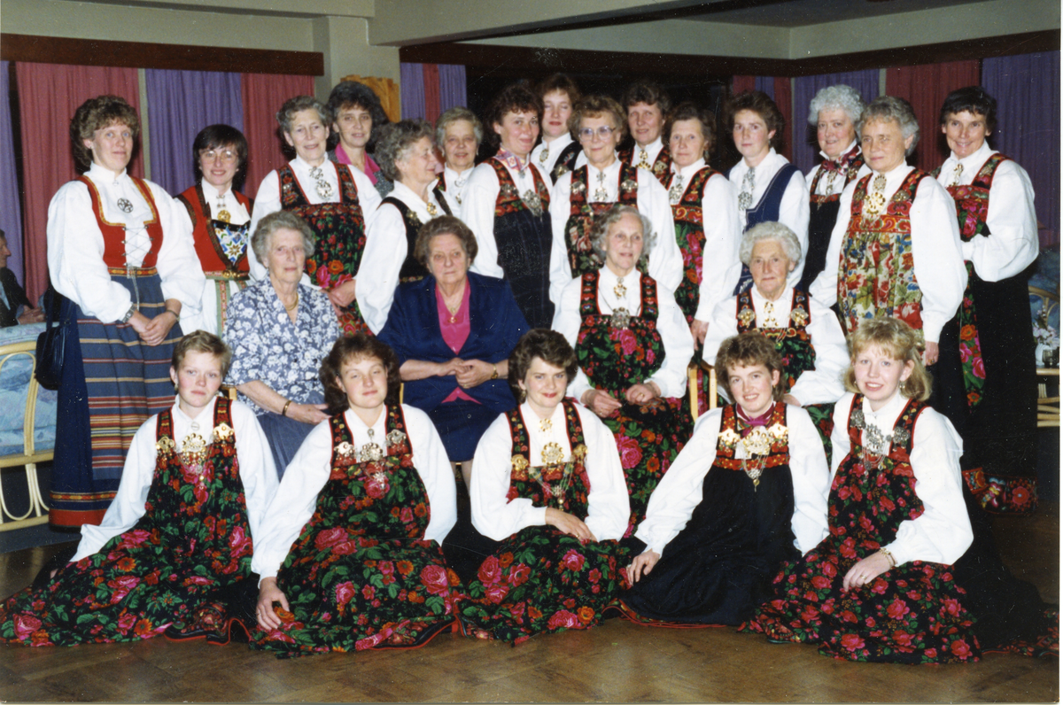 Nes Bondekvinnelag - Nes Bygdekvinnelag. 50 årsjubileum.
1. r.f.v.: Karin Kvarteig, Signe Lise Merødningen, Sonja Majormoen, Gunvor Marie Bråten, Eli Jorde Tilgman.
2.r.f.v.:Tordis Kvarteig, Margit Tørrisplass, Agnethe Rasch, Margit Dokken.
3.r.f.v.: Torunn Bekkeset, Sonja Merødningen, Kari Lie, Bodil Lein, Vesla Svenkerud, Kari Sjong, Ingeborg Voll, Turid Mikkelsen Høva, Gunvor Haga, Solveig Sjong, Ingrid Haraldset, Sigrid Woxen Thoen, Olga Bråten, Ragnhild Høva, Eli Livgård.
