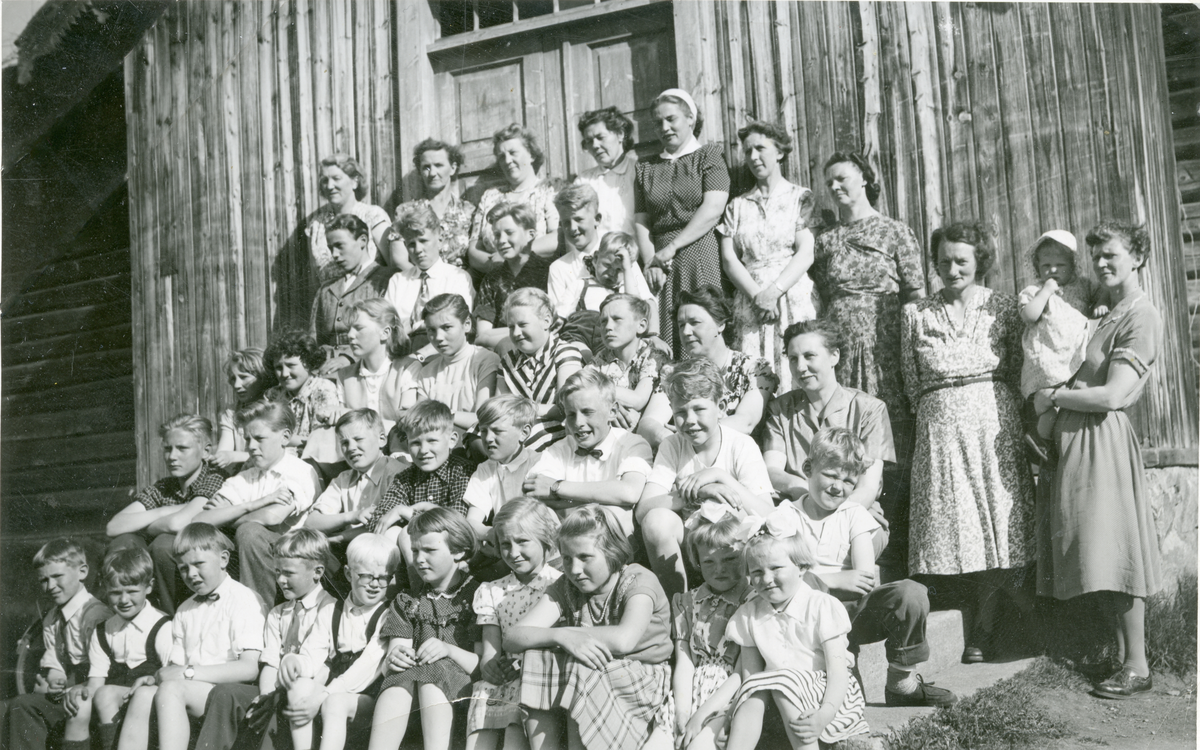 Gruppe
Avslutningsfest på Aalton skole 1958.Rad 1 f.v. Hans Dokken, Alf Tørrisplass, Arve Berg, Tore Dokken, Per Tørrisplass, Turi Børdalen, Ingeborg Storeli, Else Brøto, Eli Tørrisplass og Gerd Tørrisplass. Rad 2 f.v. Gunnar Storeli, Egil Tørriplass, Olav Brøto, Harald Tørrisplass, Kjell Tørrisplass, Harald Rustand. Leif Brøto, Hans Tørrisplass. Rad 3 f.v. Eli Grete Brøto, Kristine Brøto, Ingebjørg Tørrisplass (Tulla), Anne Grete Brøto, Anne Marie Juvhaugen, Fingar Storeli, Kari Børdalen, Jenny Aalton. Rad 4 f.v. Knut Aalton, Olav Juvhaugen, Halgrim Tørrisplass, Bjarne Juvhaugen, Erik Brøto. Rad 5 f.v. Hildur Tørrisplass, Birgit Juvhaugen, Ingeborg Tørrisplass, Gunbjørg Brøto, Klara Brøto, Borghild Berg, Ragna Tørrisplass, Ingebjør Rustand, Astrid Gudrun Dokken, Gunvor Dokken.
