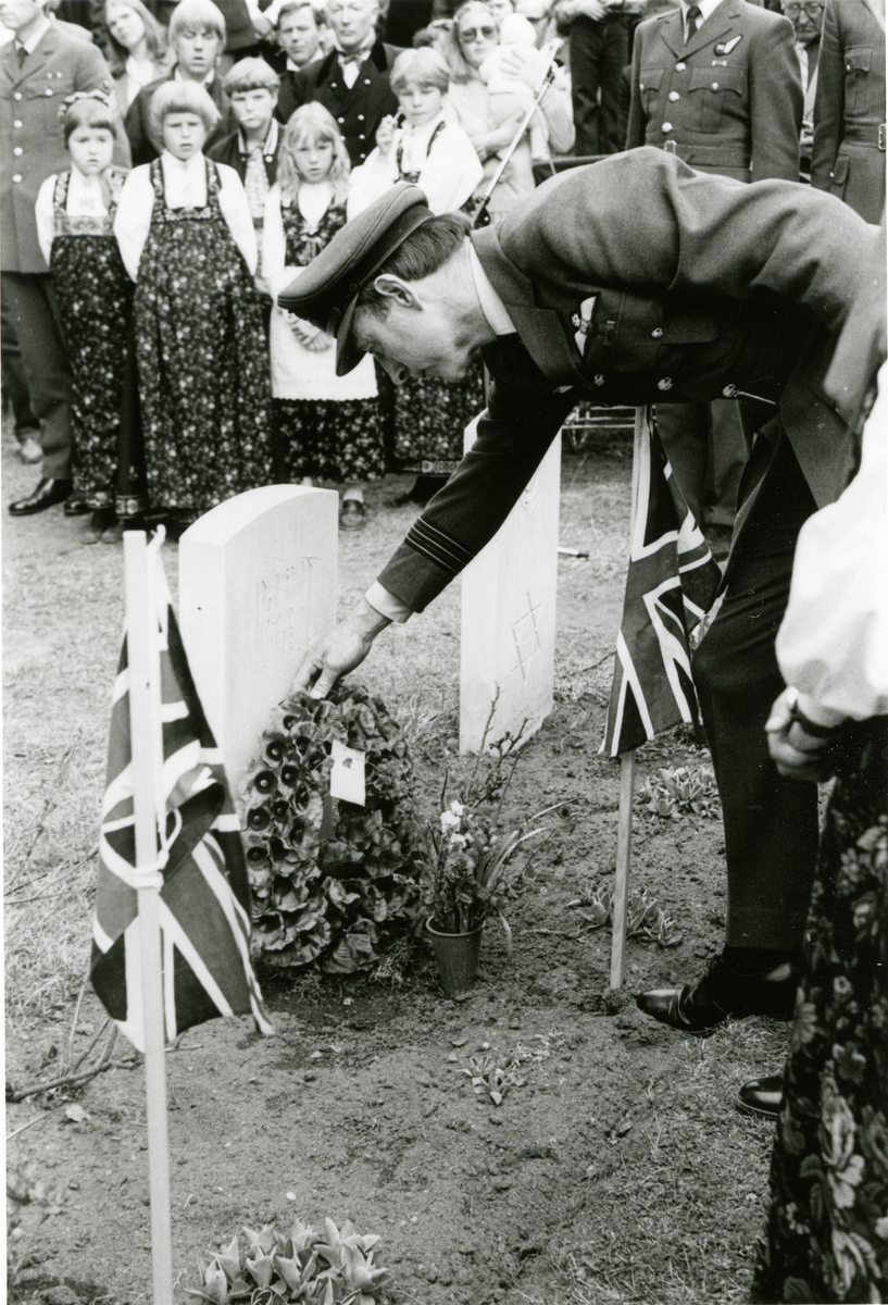 Krigsminne
Besøk av representanten  fra RAF wingcommander John Herbertson som legger ned krans ved den ukenjte soldats grav 17.mai 1981
