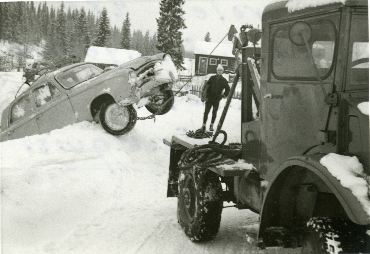 Bilberging i Rukkedalen. Bergingsbilen er en Chervrolet med  4 hjulstrekk. Denne hadde Erik Næsselqvist bygget kranutstyret på i 1957. Den var denn første kranbilen med vinsj i Hallingdal
