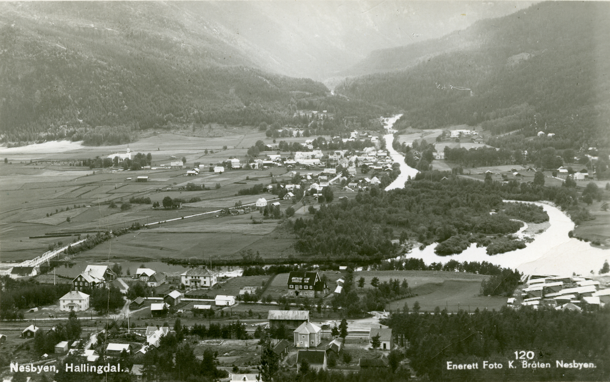 Nesflata, bildet er tatt fra østsiden mot Nes sentrum i forgrunn midt på bilde ser en den gamle gamleheimen på Nes den som brant i 1943, til venstre for den Villa Elverhøy.
