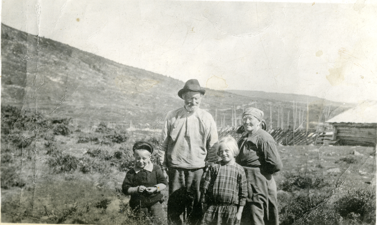 Gruppe
Fra v. Jonny Lunde, Anker Rukke, Solveig Lunde, Anne Rukke
