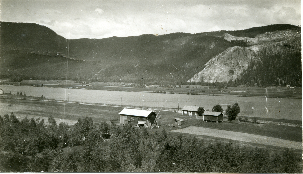 Landskap. Gården Husemoen, spor etter &quot¤.Kvarteigsbrannen&quot¤  i bakgrunn.
