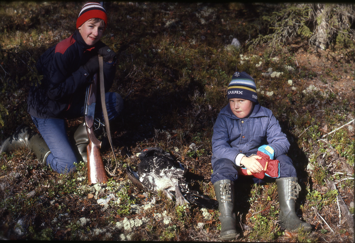 Jegere på jakt etter fugl i Arnegårdslia.  F.h. Kristian Akervold og Arve Akervold.
