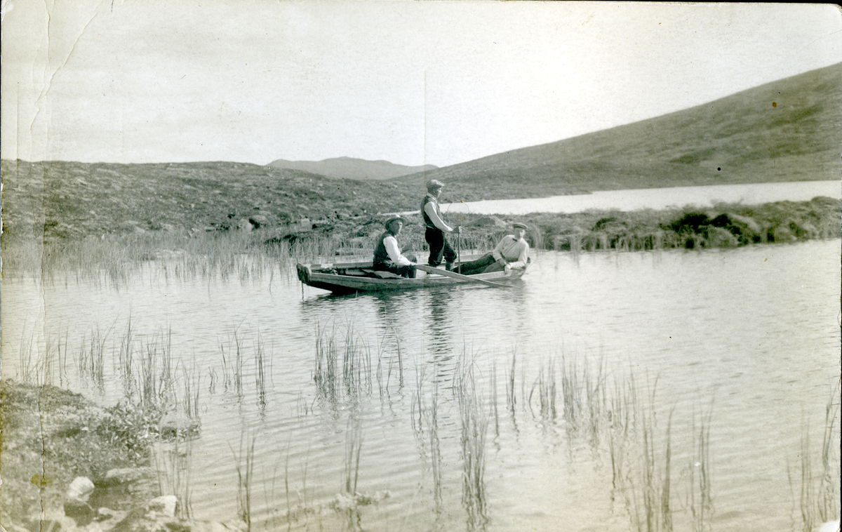 Fjellandskap. To karer er i båt på et fjellvatn ved Kråkehaugen, Limarka
