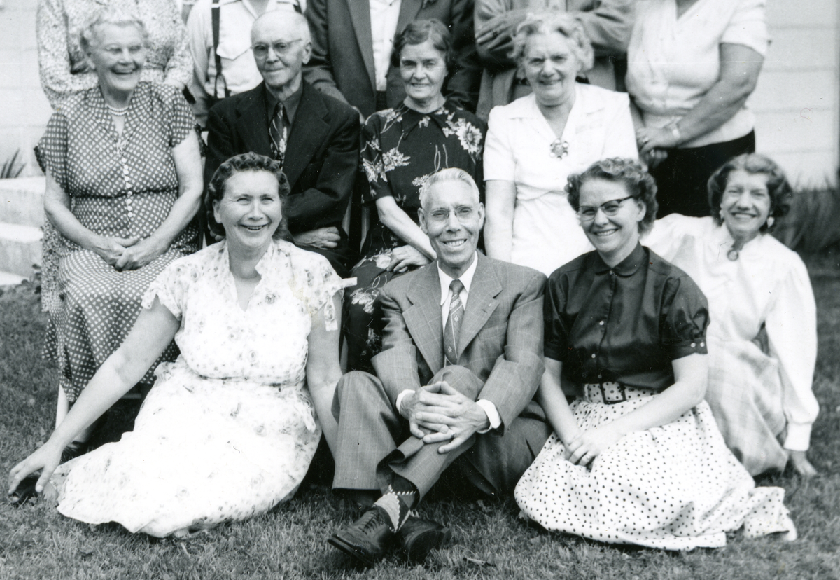 Gruppebilde fra Everett Wach. Foran f.v. Mathilde Rodegard, Svein Garnås, Evelyn Rukke,( datter av Kari Grimsgård). I midten f.v. Guri Engene, Sam Lund (Haraldseth), Tora Sjong Bæken, Kari Grimsgård. (Bak f.v. Fru og Engebret Rukke, Ola Hagen, Knut Merødningen med frue.)
