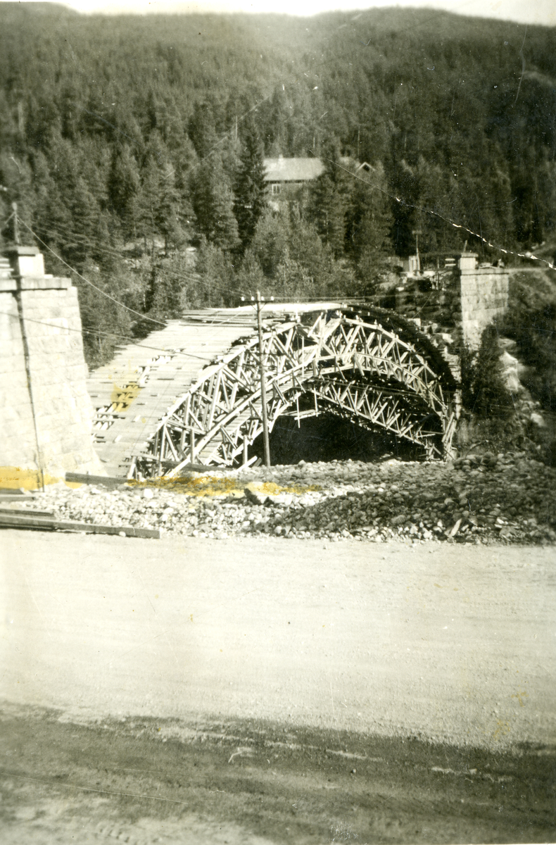 Jernbanebru
Svenkerud jerbanebru under gjennoppbygging i 1940.
I bakrunn skimter vi ungdomshuset Svenkerudbrua
