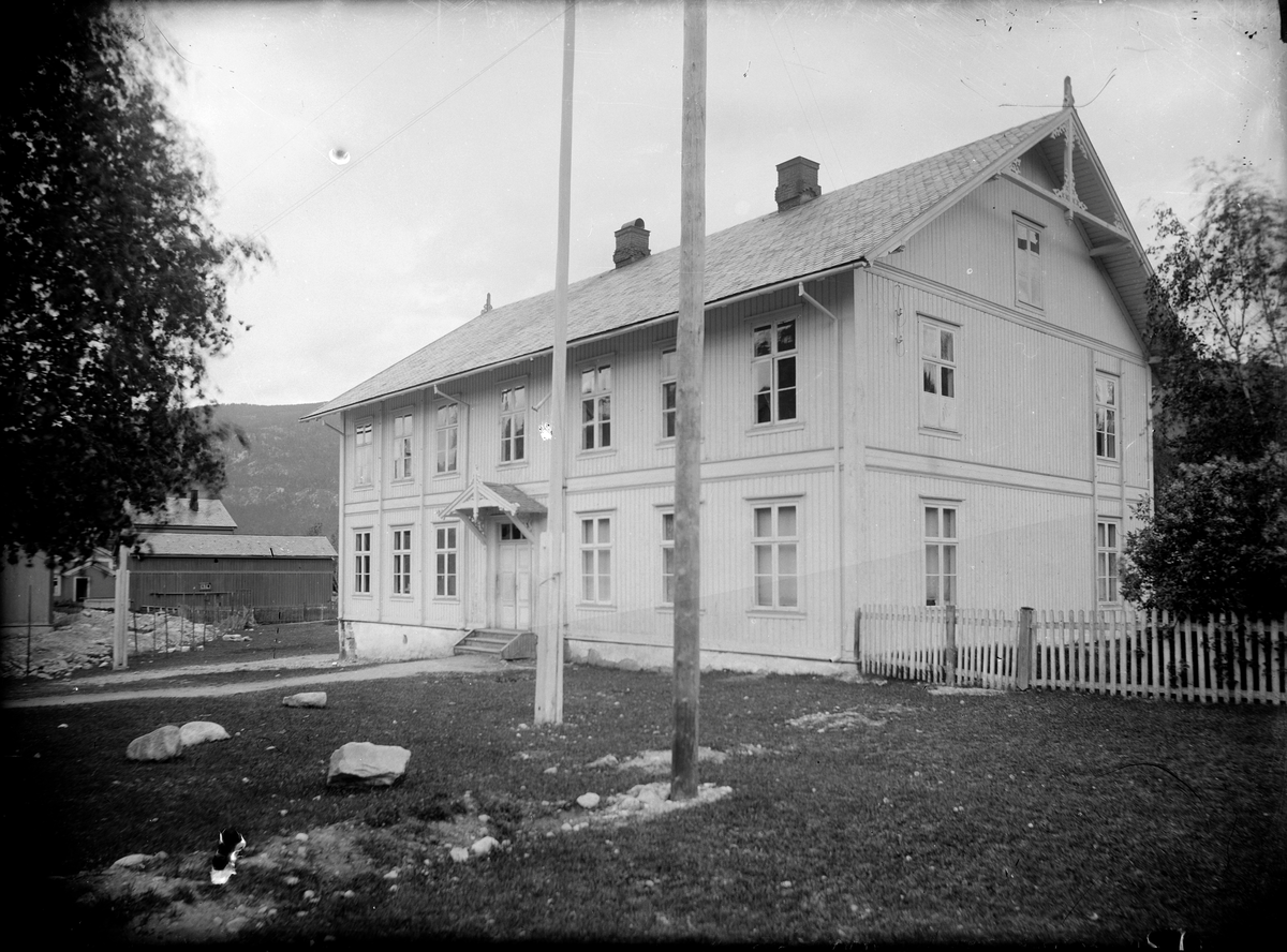 Kommunehuset på &quot¤Bankplassen&quot¤. Nesbyen. Huset ble revet på slutten av 1960-tallet av Harald Bakkerud. Tømmeret ble brukt til hytter på Såten seter (Utleiehytter).
