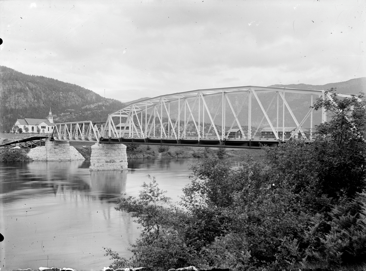 Tettsted. Brua over Hallingdalselva til Flå stasjon. Flå kirke i bakgrunn.
