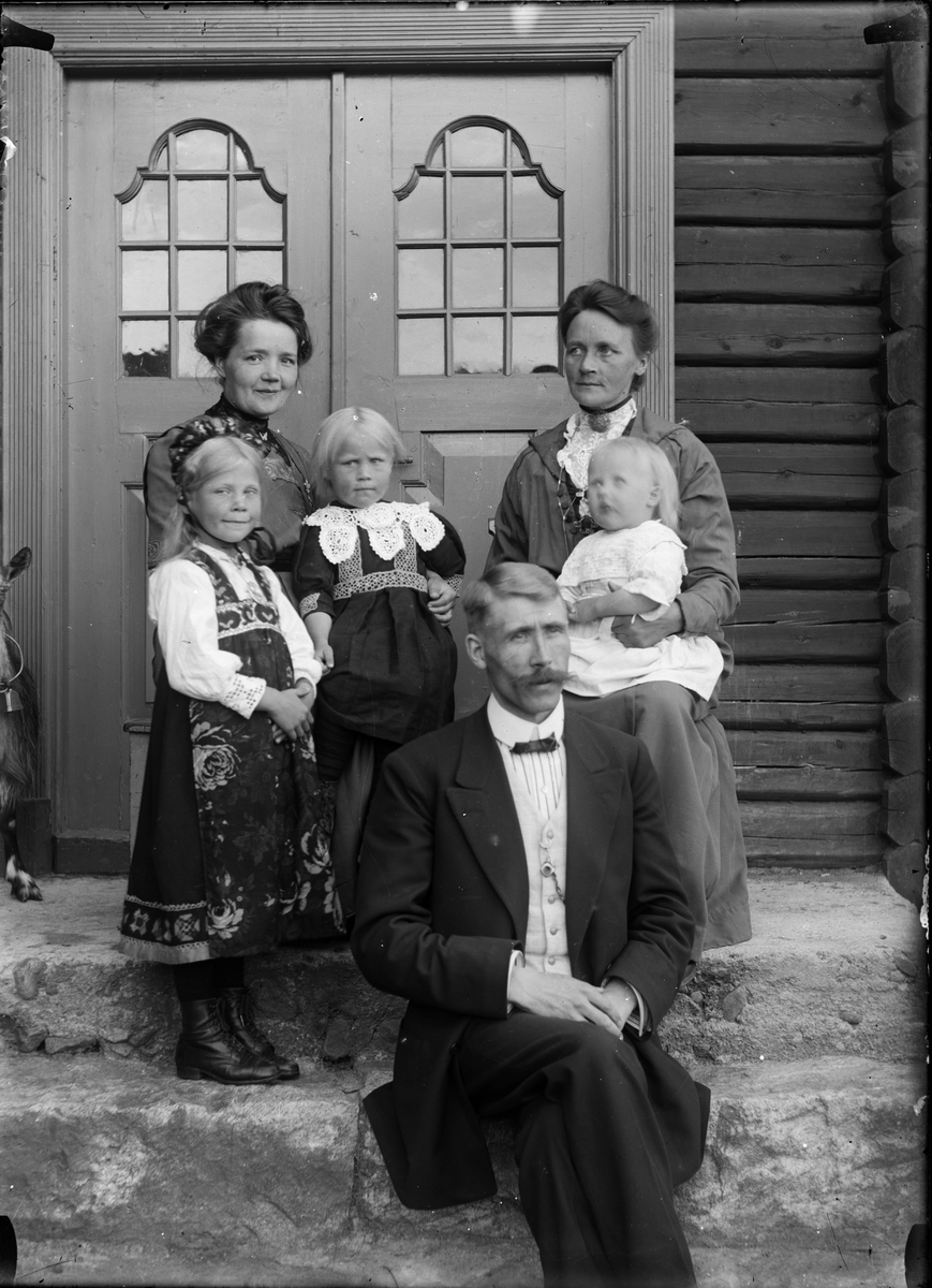 Gruppebilde
Fotograf og lærer Lars  Kr.  Ødegaard med familie foran Dokken skole.2 rekke fra v. Svanhild, Hildur og Dagny. Bak fra v.Bergljot og Kari Ødegaard.
