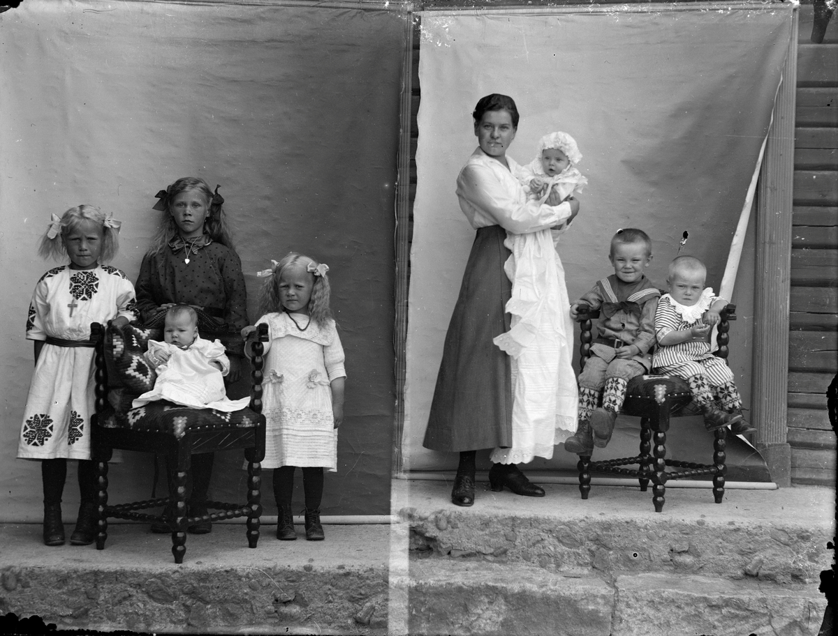 Familie. Dame med dåpsbarn og 2  unger t.h.. Bildet t.v. viser 4 unger i finstasen.
