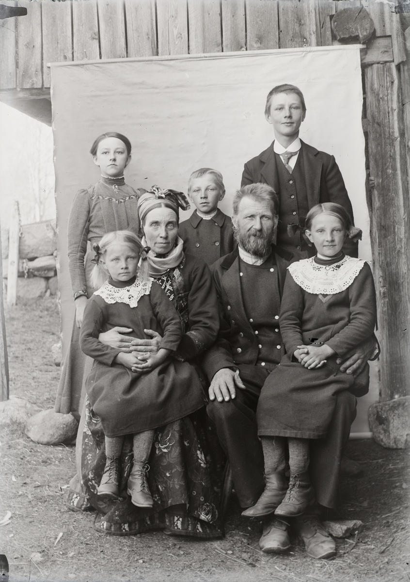 Familien Herbrand Engene. Fra v. Oline g. Haraldseth, Herbrand Engene, Guttorm, Barbro f. Hoftun med Selma på fanget. Bak f. v. Knut, Guttorm og Kristi g. Østenfor.
