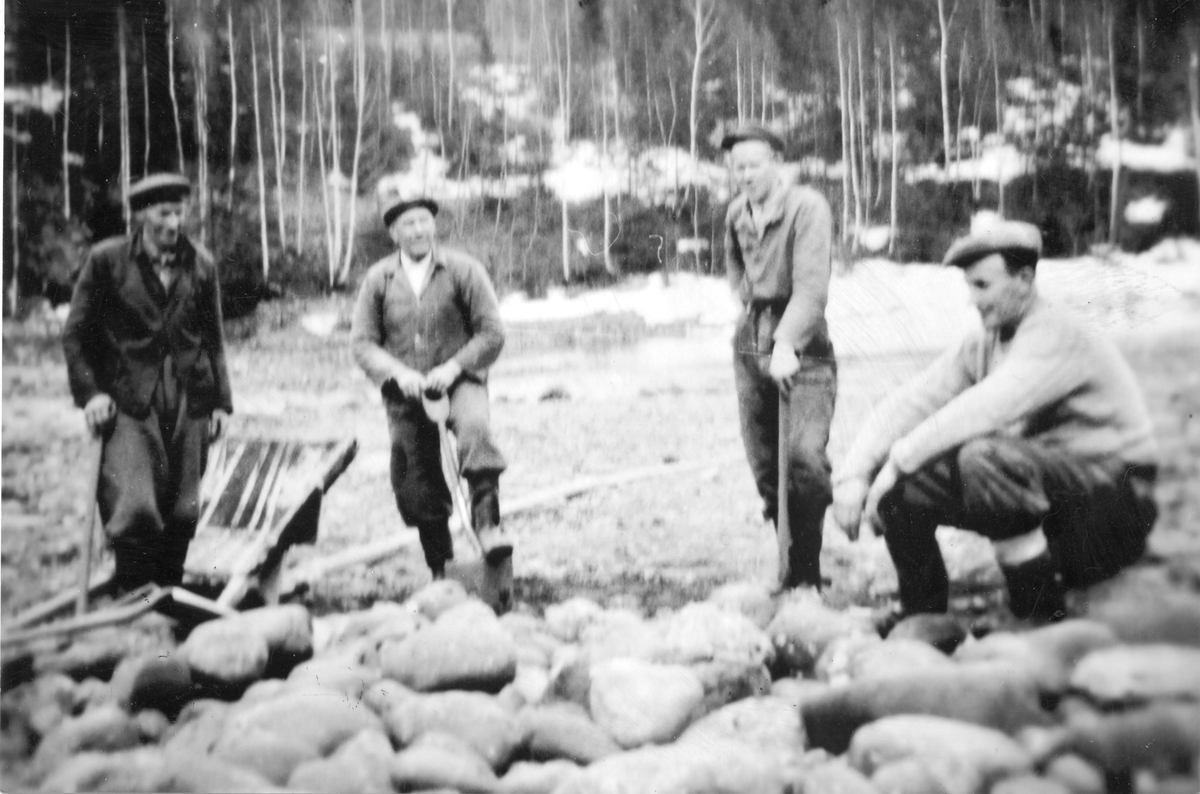 Abeiderer  på Saltøire tar ut masse i Hallindalselva v/Åversrud f.v. Halvor Tolpinrud ( Sletten), Syver Bråten Fingarmoen, Bjarne Bottolfsletten, Jørgen Tolpinrud.
