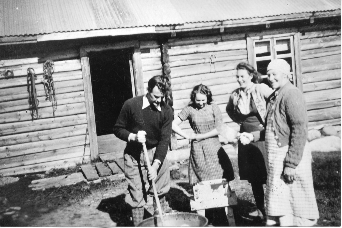 Gruppe foran stølsbu på Svenkerudnystølen ved Vardefjell i Nes. F.v. Sigvald Tolo (søskenbarn fra Haugesund),  Bibba Fingarmoen, Gunnvor Fingarmoen, Guri Fingarmoen.
