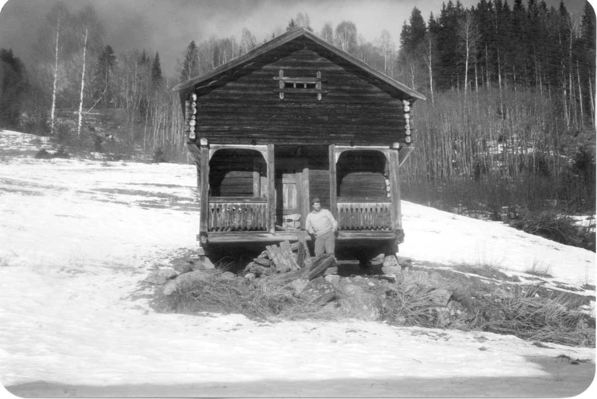 Stabbur
Leif Olav Klype ved stabburet i Nedre Renslo. Første etasje er veldig gammel. I 1910 tømret Ingebrigt Holm på andre etasje. Det ble tatt ned og satt opp igjen i Øvre Klype av Leif Olav Klype.
