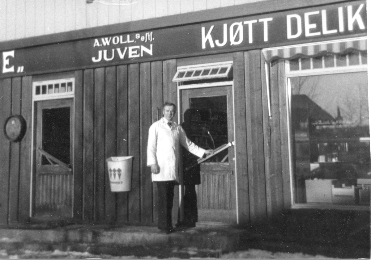 Forretning
Kjøttforretningen til A.Woll's eftf.Juven. Ingolf Juven står på trappa.
